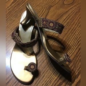 Women’s size 7 M gold 2 inch sandals heels JE